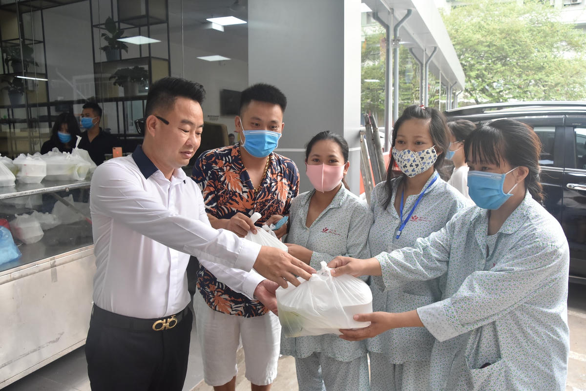 Anh Nguyễn Hữu Dũng, Trưởng nhóm thiện nguyện Thiện Tâm tận tay trao những suất cơm đến các bệnh nhân.