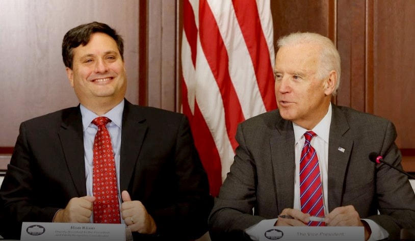 Ông Joe Biden và ông Ron Klain, người được coi là Chánh Văn phòng Nhà Trắng nếu Biden nhậm chức Tổng thống. Ảnh: Reuters.