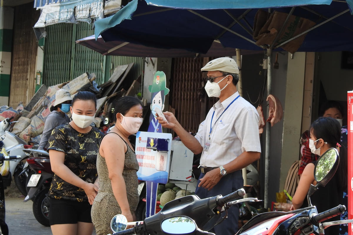 Kể từ hôm nay (12/8), ngoài việc tuân thủ đo thân nhiệt, đeo khẩu trang, rửa tay sát khuẩn; người dân Đà Nẵng phải xuất trình thẻ vào chợ cho nhân viên giám sát. Ảnh Bình Nguyên.