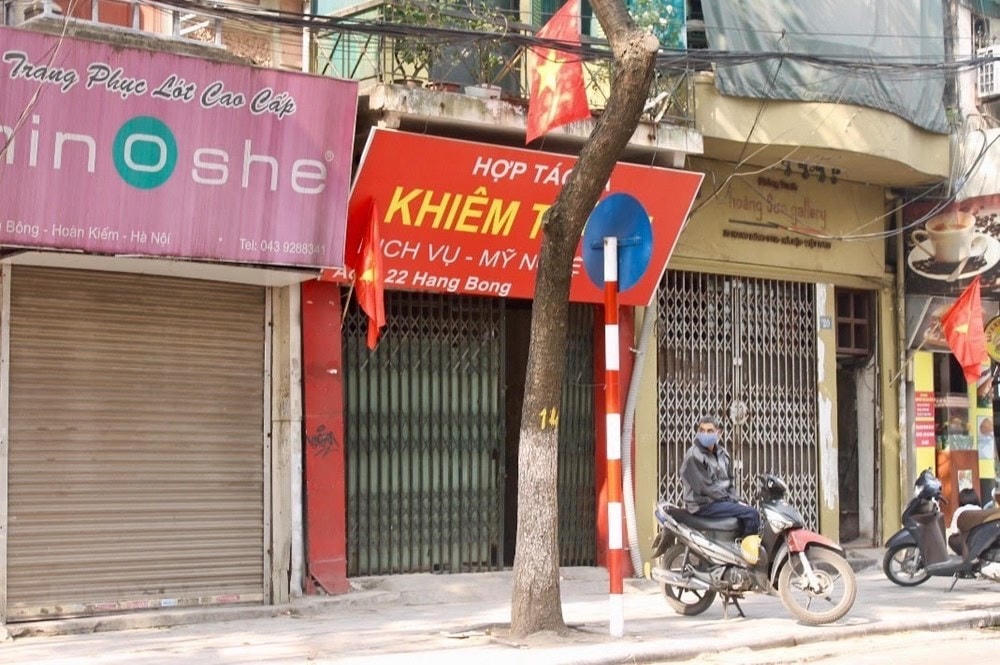 Phố Hàng Bông vắng vẻ, đìu hiu, ít người qua lại. (Ảnh: Minh Nghĩa/TTXVN).