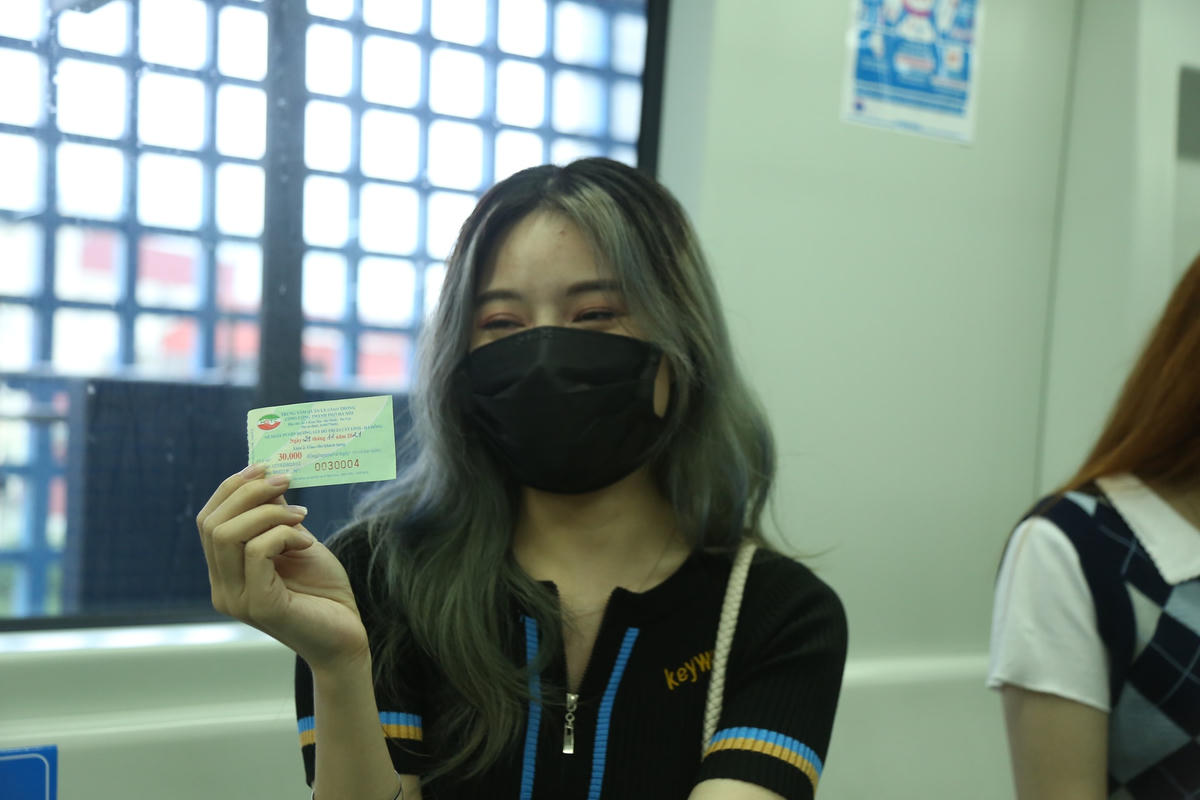Bạn Nguyễn Hương nhân viên tại một cửa hàng ở Hà Đông cho biết: "Việc sử dụng tàu điện đi làm tiện hơn xe buýt vì tách biệt với dòng người trên đường. Nếu như các bạn học sinh, sinh viên, nhân viên văn phòng như mình thường xuyên lựa chọn phương tiện công cộng như tàu điện hoặc xe buýt thì sẽ đường phố sẽ bớt tắc đường, không khí bớt ô nhiễm hơn".