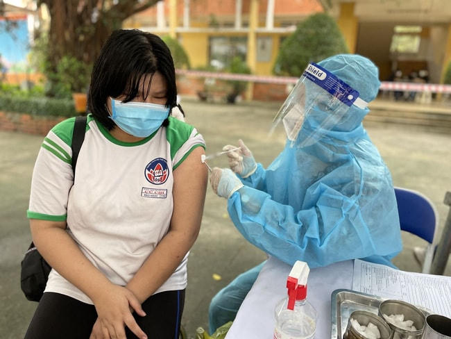 Sau ngày đầu tiên diễn ra thuận lợi, TP Hồ Chí Minh sẽ đồng loạt triển khai tiêm vaccine cho trẻ em ở các quận, huyện từ hôm nay, 28/10.