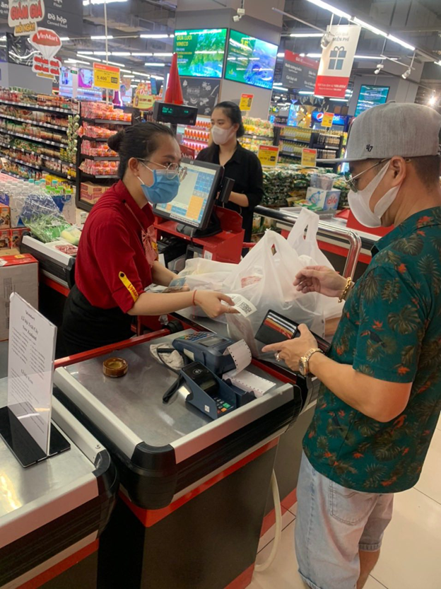 VinMart tặng bảo hiểm sức khỏe cho khách hàng mua sắm trực tiếp.