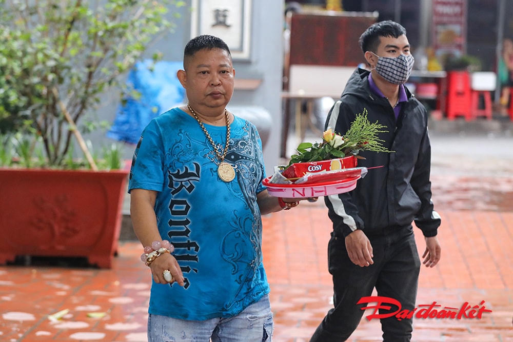 Người không đeo khẩu trang nơi đông người sẽ làm ảnh hưởng đến những người đeo khẩu trang chấp hành đúng quy định.