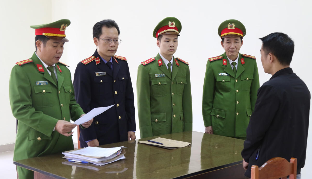 Khởi tố vụ án và lệnh tạm giam 2 tháng đối với Ngô Xuân Sĩ.