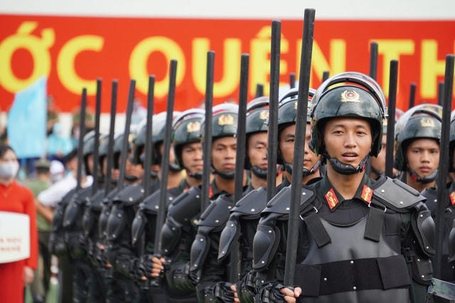 [ẢNH] Cảnh sát chống bạo động dùng khiên biểu diễn đấu đối kháng