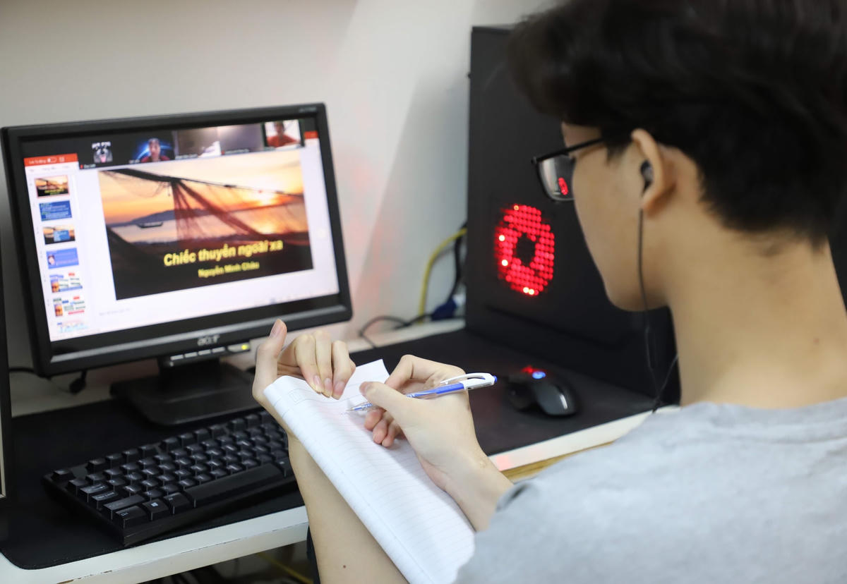 Tăng cường học online để luyện thi. Ảnh: Quang Vinh.