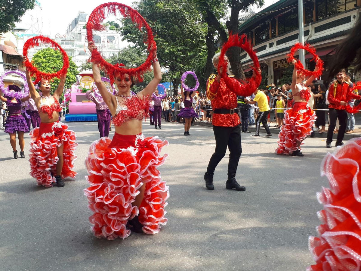 Hoạt động văn hóa tại không gian phố đi bộ Hồ Gươm.  