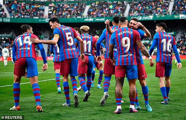 Barcelona ép sân toàn diện.