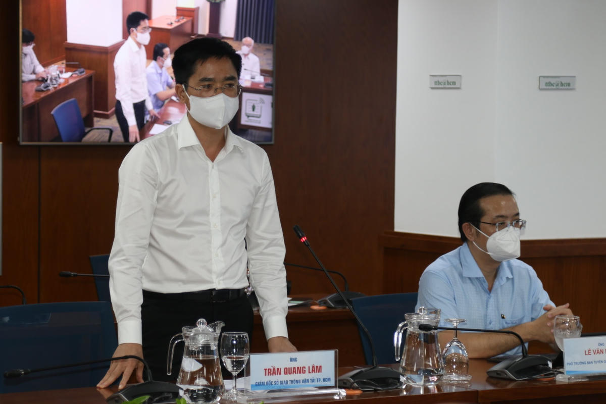 Ông Trần Quang Lâm, Giám đốc Sở GTVT TPHCM ( bên trái) tại buổi họp báo chiều tối ngày 13/7. Ảnh: TTBC.