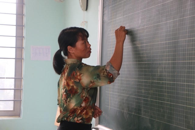 Thế nhưng, vì những đứa trẻ khó khăn, cô đã kiên quyết đi học để làm giáo viên.  