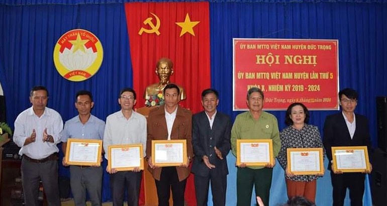 Tặng Giấy khen cho tập thể, cá nhân có thành tích xuất sắc, trong thực hiện công tác mặt trận năm 2020.