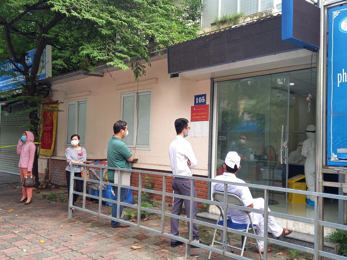 [ẢNH] Lập chốt kiểm soát tại cổng Bệnh viện Phổi Hà Nội