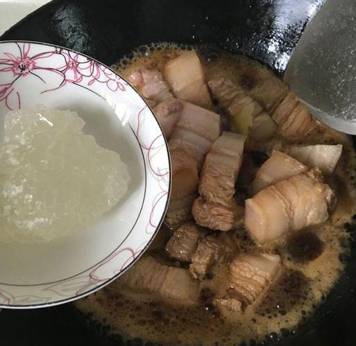 Tiếp tục thêm đường cát hoặc đường phèn.