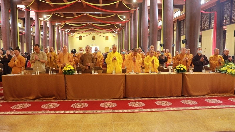 Các đại biểu dâng hương tưởng niệm Đệ Nhị Tổ Pháp Loa.
