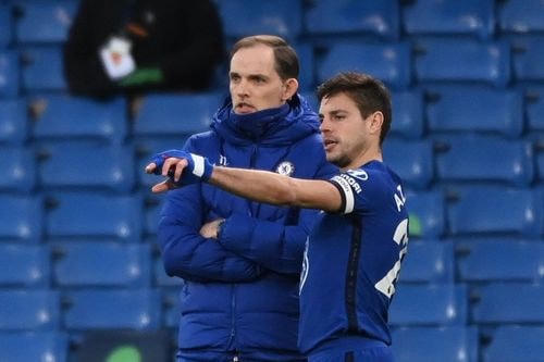 HLV Tuchel trao đổi với đội trưởng Chelsea Azpilicueta.