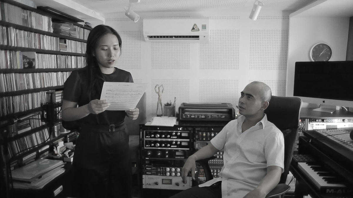 Thùy Chi tập luyện cùng Đức Trí trước khi thu âm phát hành. 