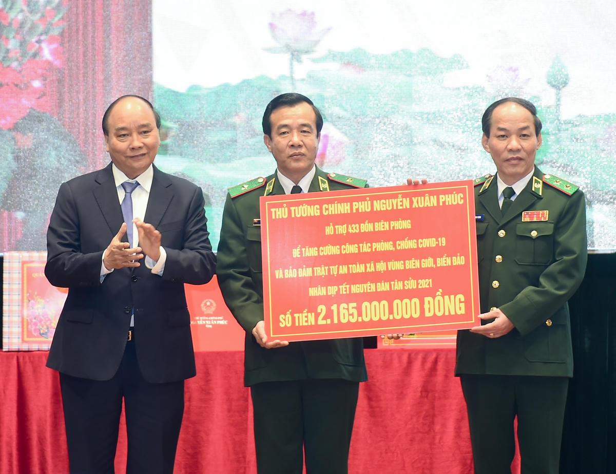 Thủ tướng Nguyễn Xuân Phúc tặng quà cho Bộ đội Biên phòng. Ảnh VGP.