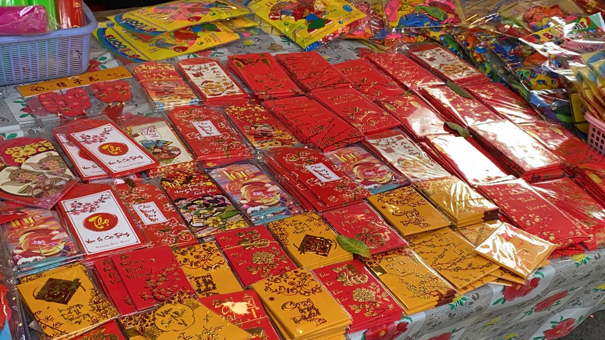 Những bao lì xì mang phong cách truyền thống. Ảnh: Lan Anh. 