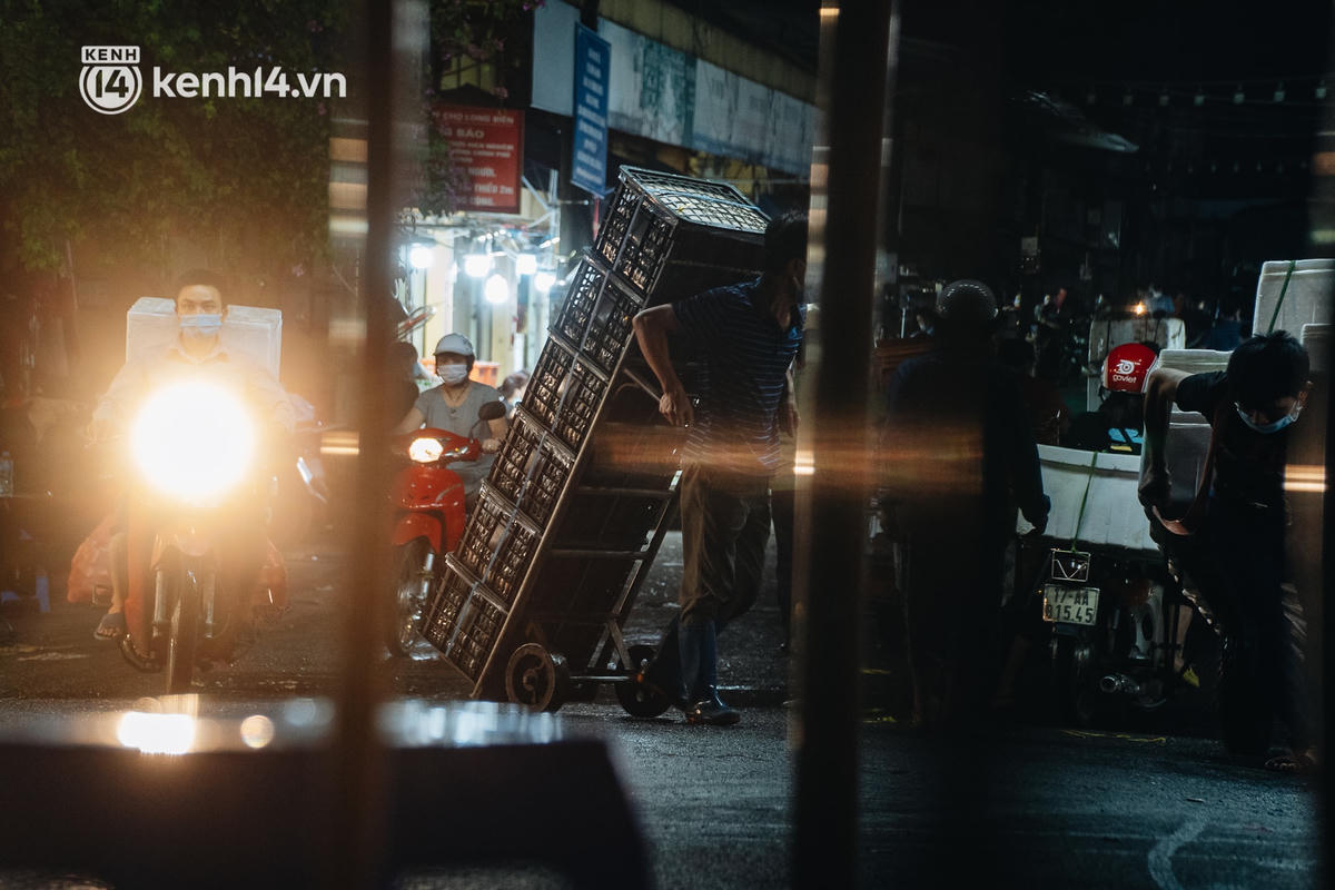 Hà Nội tiếp tục khuyến cáo người dân thực hiện nghiêm Chỉ thị 16, khai báo y tế thường xuyên và đi khám ngay khi có dấu hiệu ho, sốt, khó thở. Nguồn: Kenh14.vn.