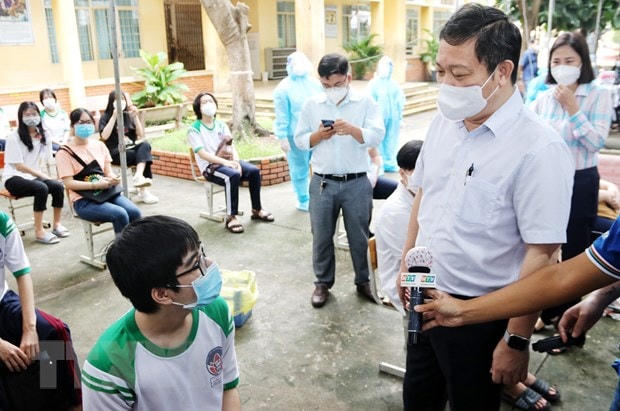 Phó Chủ tịch UBND Thành phố Hồ Chí Minh Dương Anh Đức thăm hỏi và động viên các em học sinh. (Ảnh: Thu Hương/TTXVN).