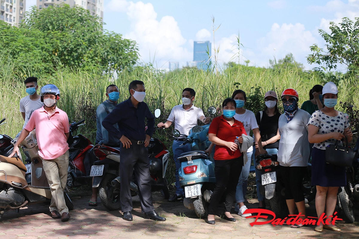 Có những chỗ tuy các phụ huynh thực hiện nghiêm chỉnh đeo khẩu trang nhưng lại không thực hiện đúng về giữ khoảng cách an toàn để phòng dịch bệnh.