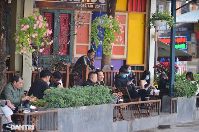 Tại quán cà phê trên đường Trung Kính.  