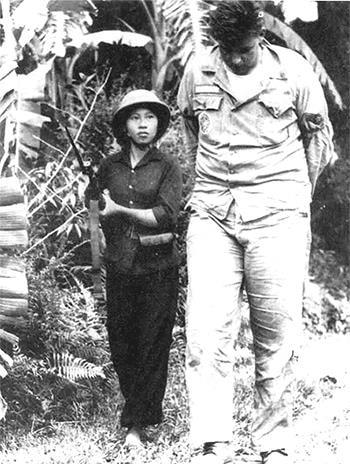 Bức ảnh “O du kích nhỏ” của nghệ sĩ nhiếp ảnh Phan Thoan, năm 1965.