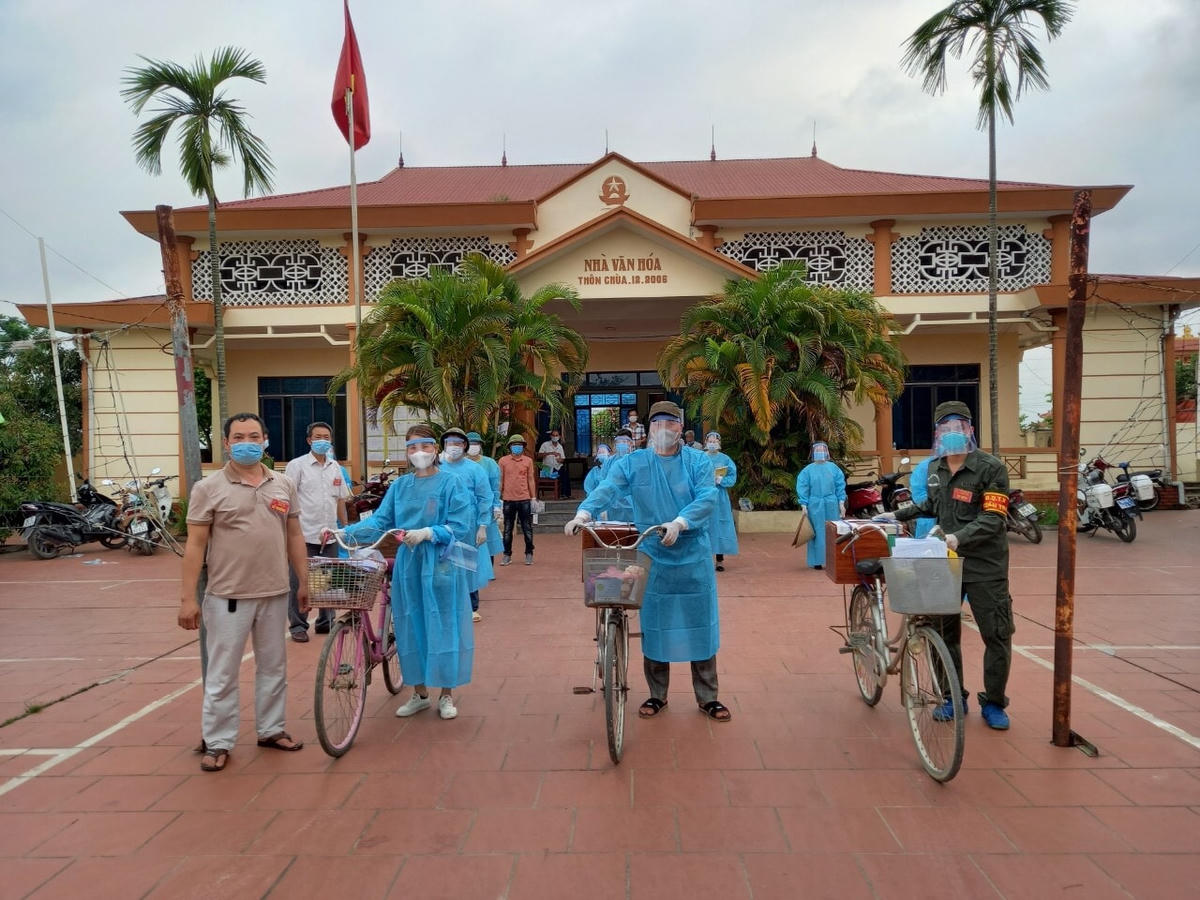 Các thùng phiếu chuẩn bị để tỏa đi các nơi cho cử tri bị cách ly bỏ phiếu tại thôn Chùa, xã Tăng Tiến, huyện Việt Yên.