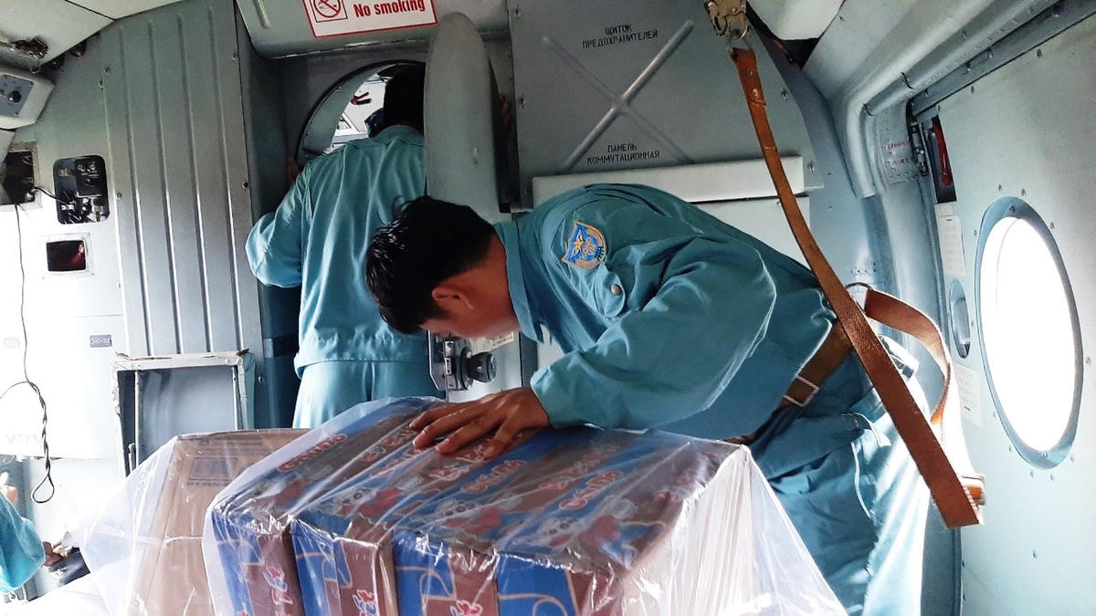 Các loại hàng, nhu yếu phẩm và chiến sĩ sẵn sàng cho công tác cứu hộ.