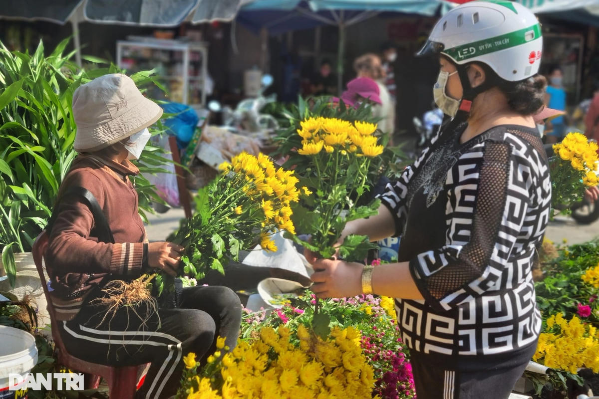 Hoa tươi cúng ông Táo được bày bán chủ yếu là hoa cúc (Ảnh: Khánh Hồng).