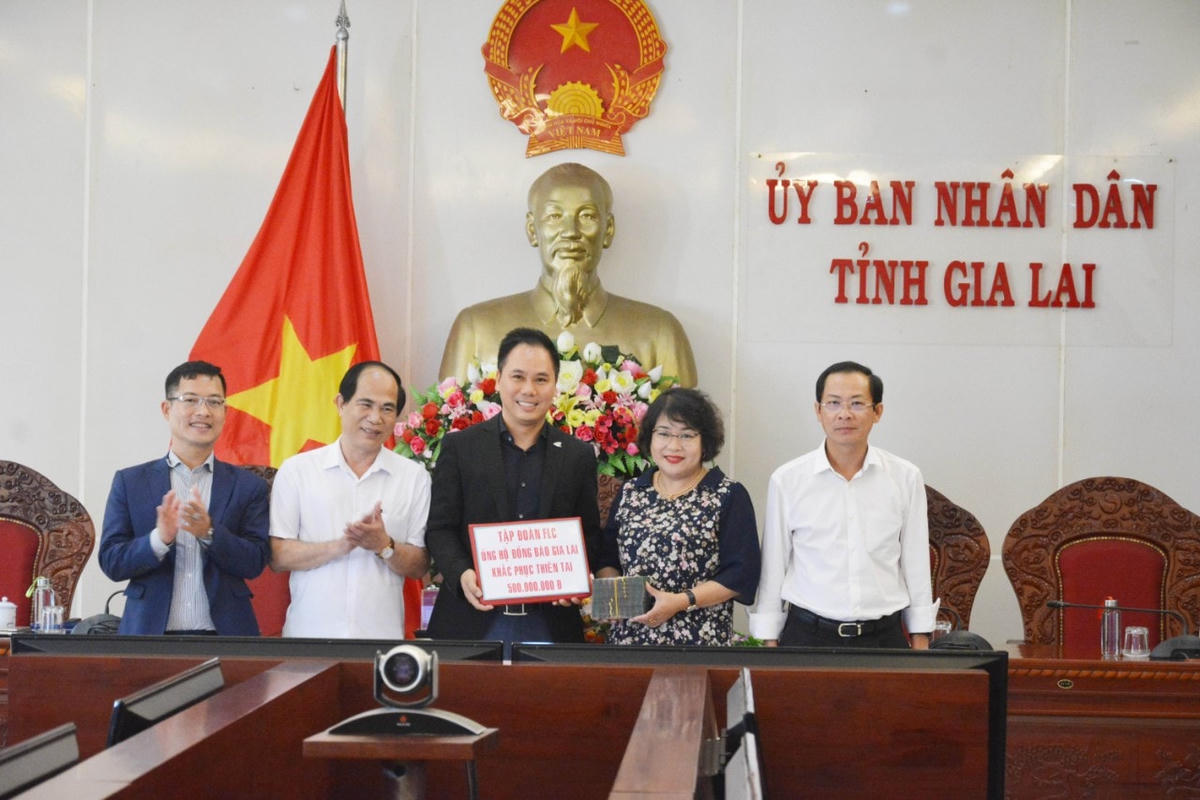 Bà Đinh Thị Giang, PCT Ủy ban MTTQ Việt Nam tỉnh Gia Lai, tiếp nhận ủng hộ khắc phục thiệt hại do bão lũ.