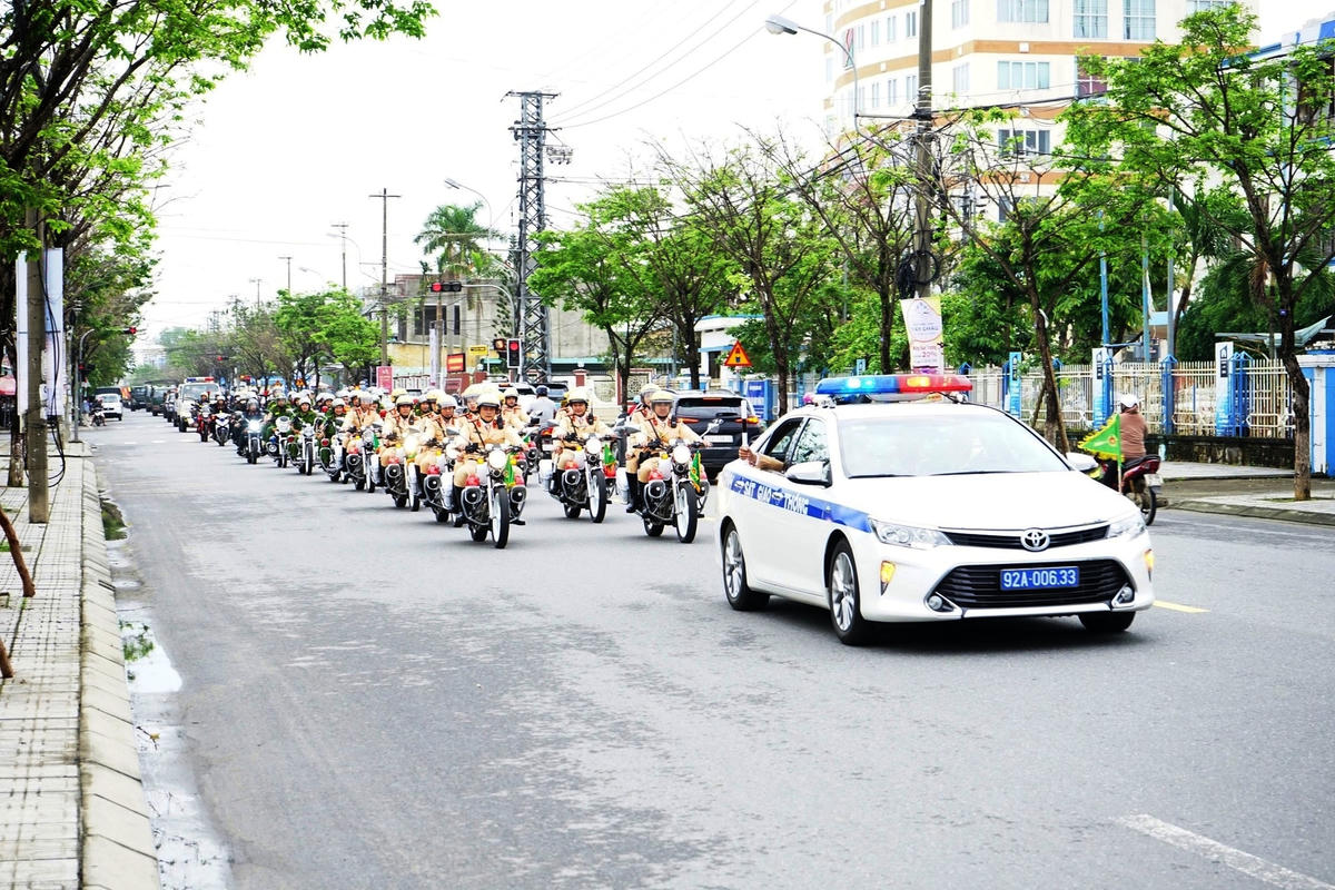 Công an tỉnh Quảng Nam diễu hành ra quân.