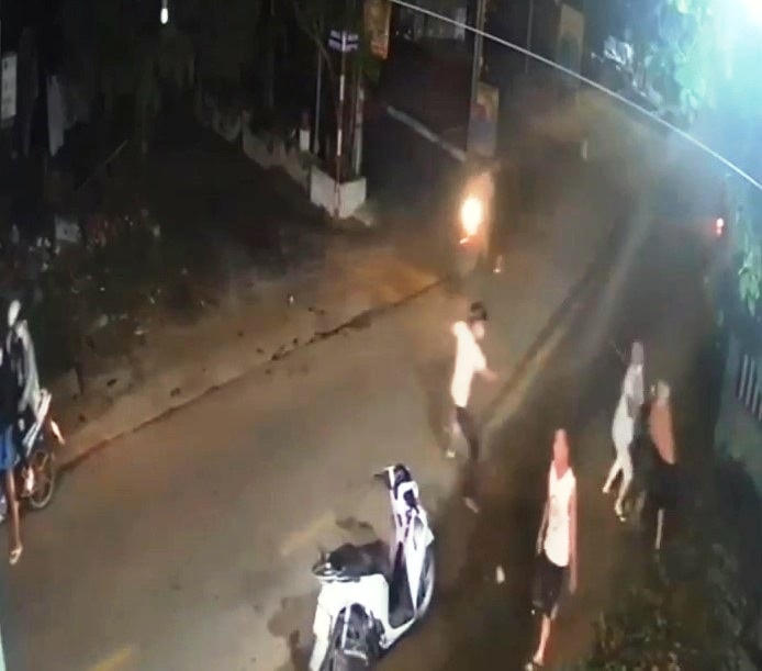 Nhóm thanh niên đánh anh D. bị chấn thương sọ não. (Ảnh cắt clip)