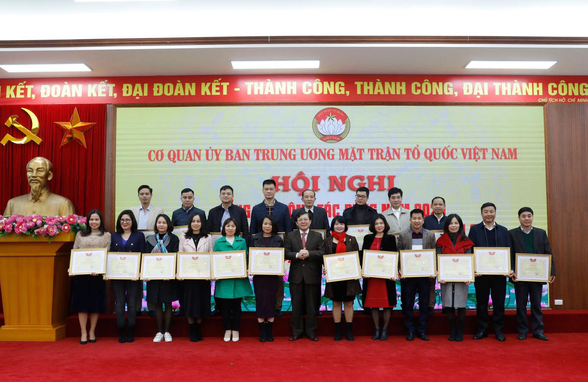 Trao phần thưởng cao quý cho đại diện các đơn vị, các cá nhân có thành tích xuất sắc trong năm 2020.