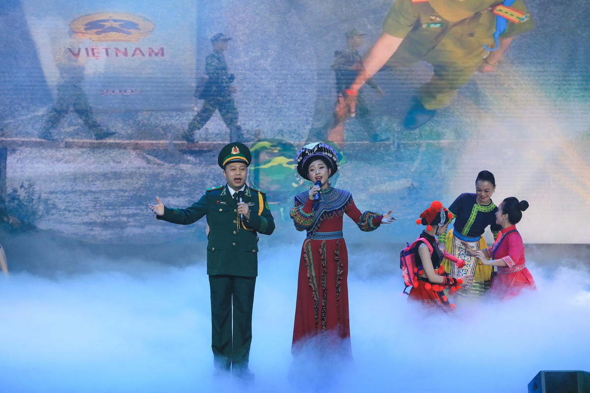 Tiết mục biểu diễn văn nghệ chào mừng các thí sinh đoạt giải tại buổi lễ.