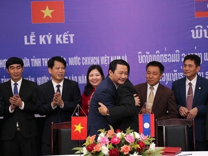 Ông Đỗ Minh Tuấn và ông Văn Xay Pheng Xum Ma trao cho nhau cái ôm nồng ấm, thể hiện tình đoàn kết giữa 2 tỉnh, 2 đất nước.