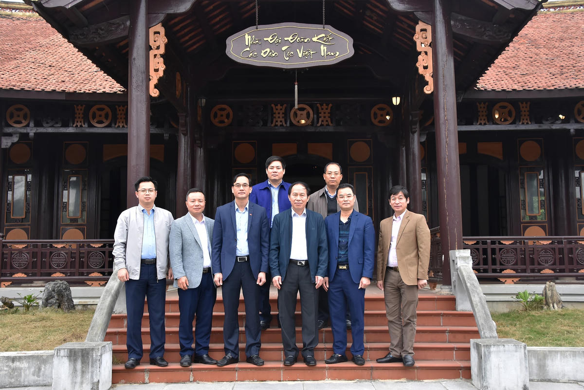 Phó Chủ tịch - Tổng Thư ký Lê Tiến Châu thăm Nhà Đại đoàn kết các dân tộc Việt Nam tại Khu di tích lịch sử Đền Hùng (Phú Thọ).