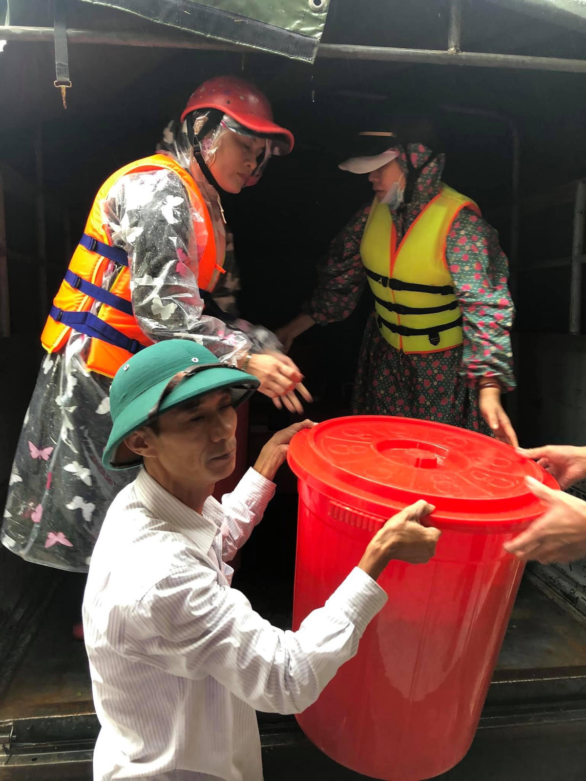 Ông Võ Văn Thông, Chủ tịch Ủy ban MTTQ Việt Nam xã Sơn Thủy, huyện Lệ Thủy vận chuyển hàng cứu trợ đến với người dân.