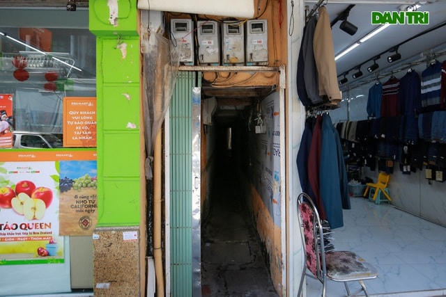 Những con ngõ nhỏ xuất hiện ở hầu hết các tuyến phố thuộc khu vực phố cổ Hà Nội, với đặc trưng chiều ngang chưa đầy 1 mét và đường đi dẫn vào sâu bên trong là cả chục hộ dân cùng sinh sống.  