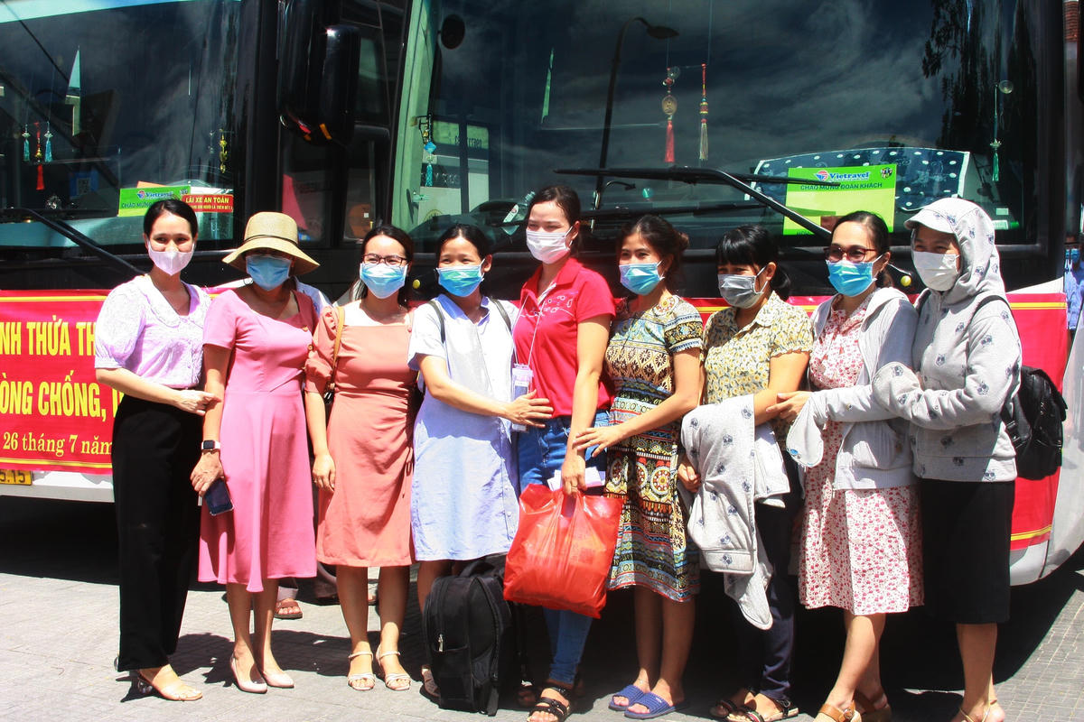 Gia đình, người thân, bạn bè và đồng nghiệp đến động viên những y bác sĩ lên đường làm nhiệm vụ.