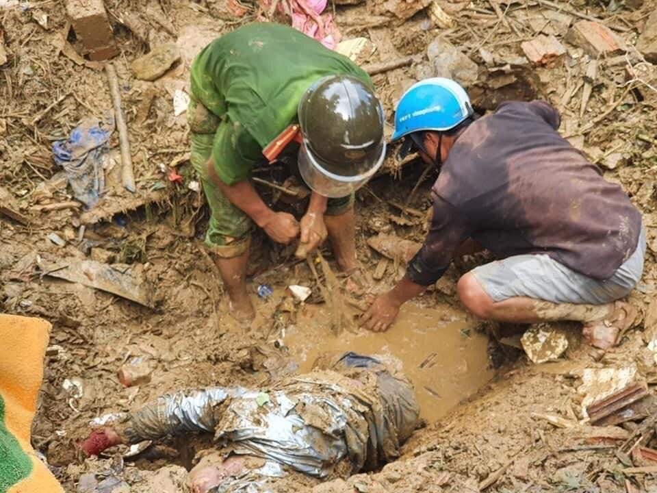 Tìm thấy 1 thi thể vùi trong đống bùn đất.