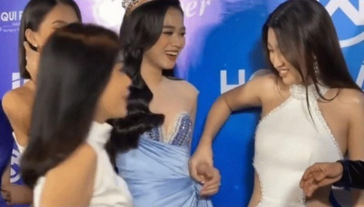 Hành động được cho là Hoa hậu Đỗ Mỹ Linh hất tay đàn em Đỗ Thị Hà .
