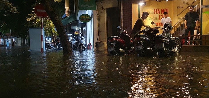 Hà Nội lại ngập lụt sau trận mưa lớn bất ngờ chiều nay