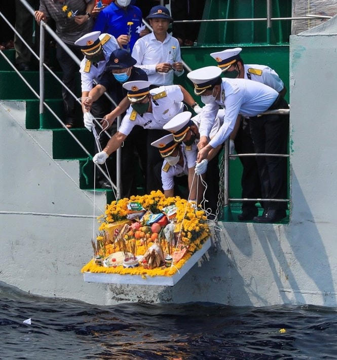 Đoàn công tác số 3 tưởng niệm các chiến sĩ Hải quân Nhân dân Việt Nam đã anh dũng hy sinh tại đảo Gạc Ma, Cô Lin, Len Đao. 