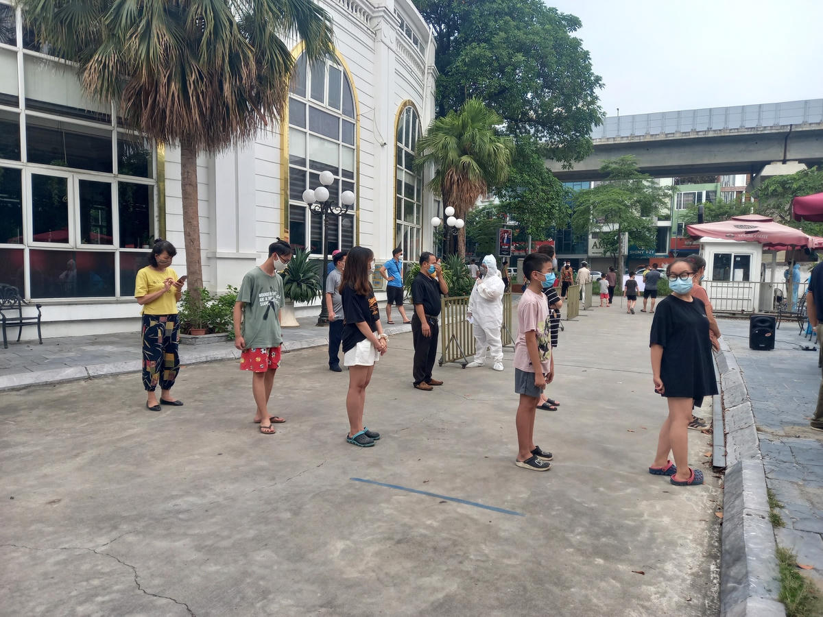 Hà Nội: Cận cảnh khu vực lấy mẫu xét nghiệm tại phường Ô Chợ Dừa, Đống Đa