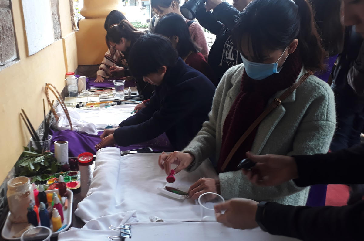 Khai trương Không gian trưng bày và thao diễn nghề may áo dài Huế