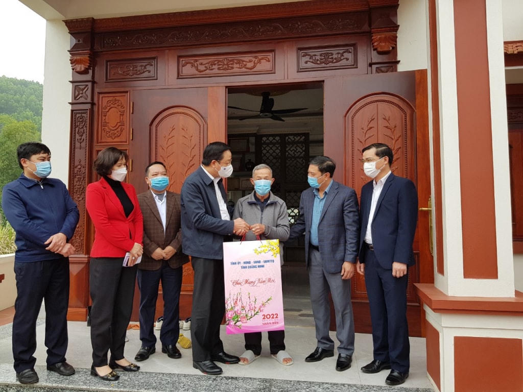 Ông Nguyễn Văn Hồi, Trưởng ban Dân vận Tỉnh ủy, Chủ tịch Ủy ban MTTQ tỉnh thăm, chúc Tết ông Trần Văn Giểng, thương binh, khu 3A, thị trấn Ba Chẽ. Ảnh: Thu Phương.