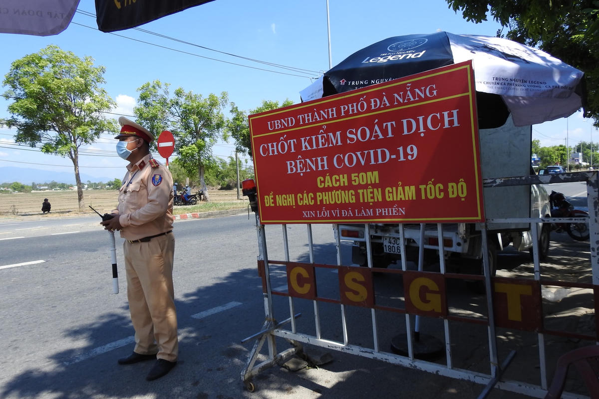Chốt kiểm soát phòng, chống dịch Covid-19 trên QL 1A, cửa ngõ phía Nam Đà Nẵng - nơi lái, phụ xe nhà xe Chín Nghĩa (Quảng Ngãi) dọa làm lây lan dịch và chống đối người thi hành công vụ. Ảnh: B. Nguyên.