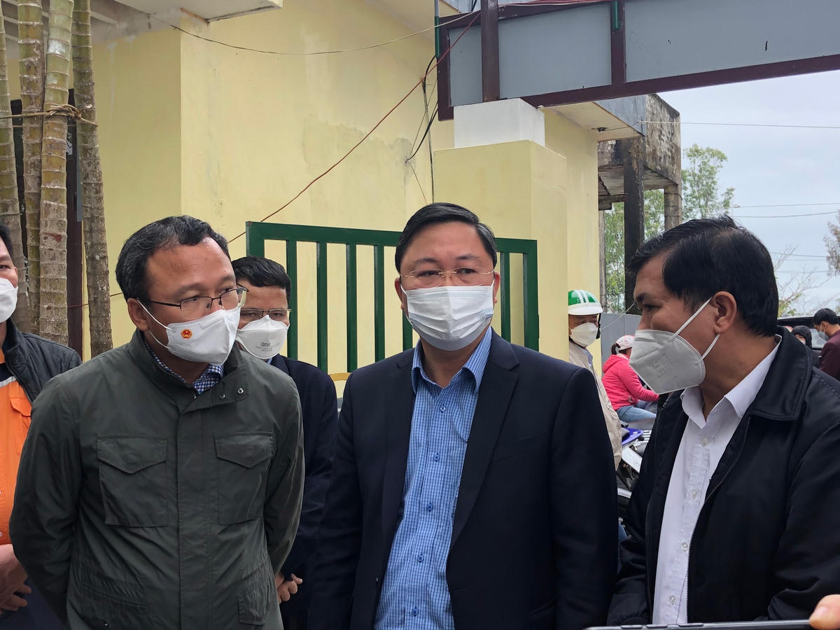 Chủ tịch UBND tỉnh Quảng Nam Lê Trí Thanh (giữa) chỉ đạo tại hiện trường vụ lật ca nô.
